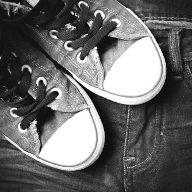 spor ayakkabı jean pantolon siyah ve beyaz rengi stili