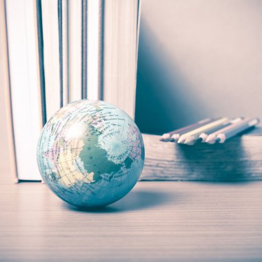 renk kalem vintage tarzı ile kitap ve Dünya Top
