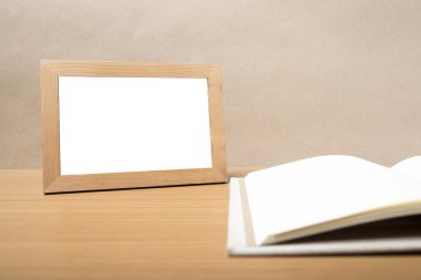 kitap ve fotoğraf çerçevesi