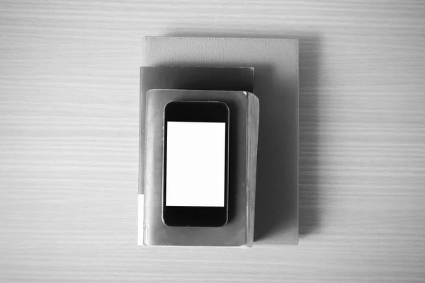 Stapel van boek en slimme telefoon zwart-witte kleur Toon stijl — Stockfoto