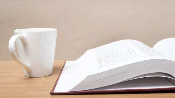 Buch und Kaffeebecher — Stockfoto