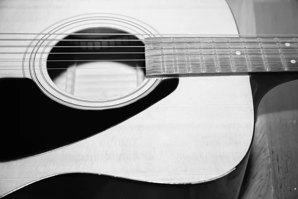 Ainda vida parte da guitarra estilo tom de cor preto e branco — Fotografia de Stock