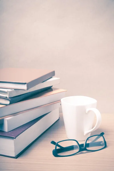Pila de libro con taza de café estilo vintage — Foto de Stock