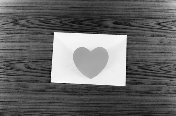 Coeur avec enveloppe ton noir et blanc style — Photo