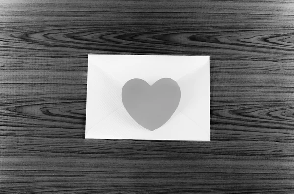 Corazón con el estilo del tono del color del sobre blanco y negro — Foto de Stock