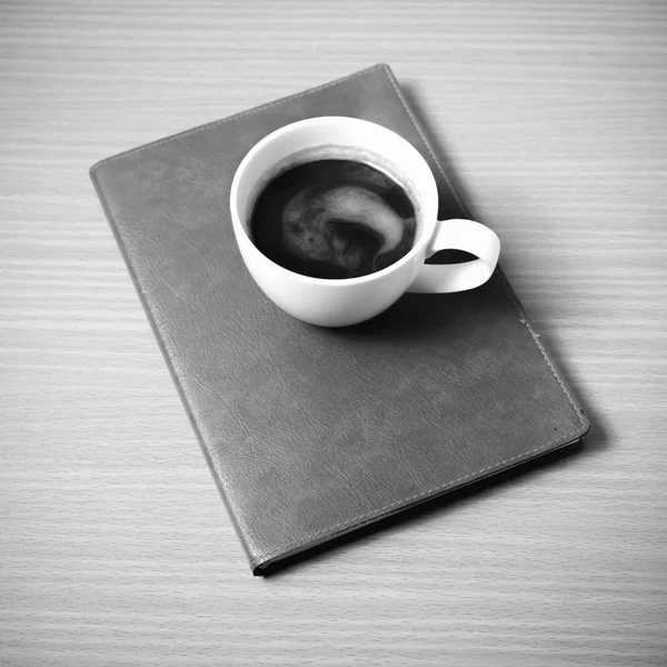 Livro marrom com café preto estilo tom de cor preto e branco — Fotografia de Stock