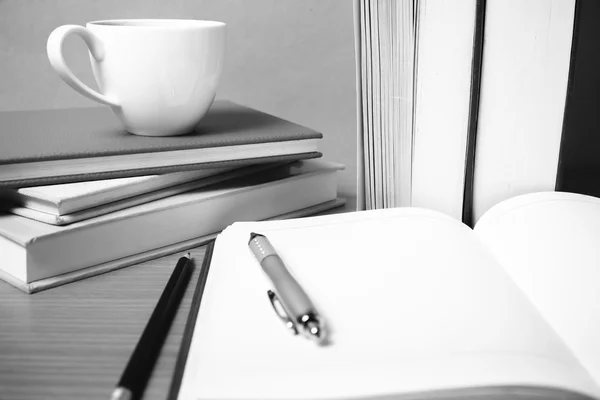 Cuaderno abierto con libro y taza de café de color blanco y negro para —  Fotos de Stock