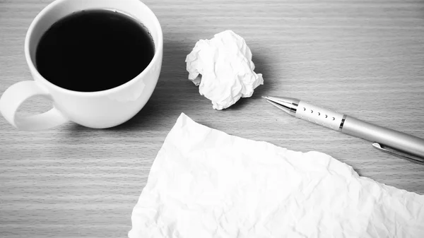 Papier en verfrommeld met pen en koffie kopje zwarte en witte kleur — Stockfoto