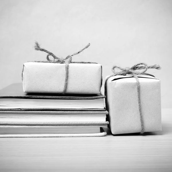 Libro con caja de regalo estilo de tono blanco y negro —  Fotos de Stock