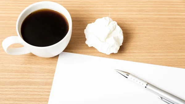 Papier et froissé avec stylo et tasse à café — Photo