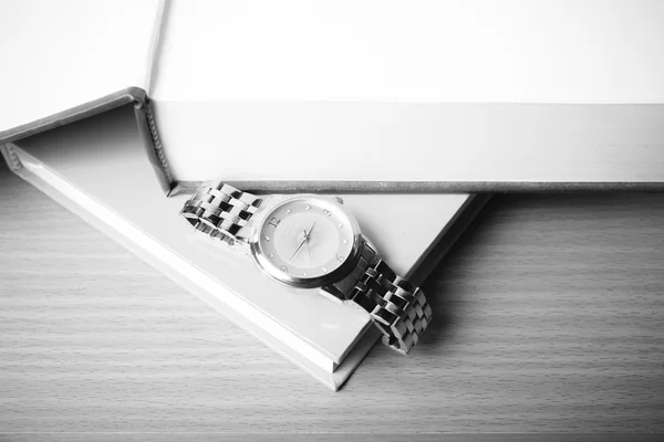 Boek met horloge zwart-witte kleur Toon stijl — Stockfoto