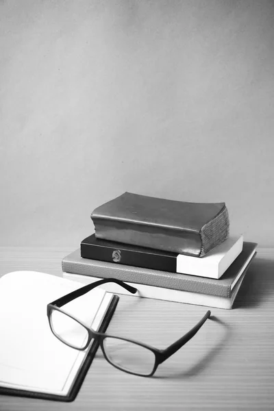 Cuaderno abierto con pila de libro de color blanco y negro estilo de tono — Foto de Stock
