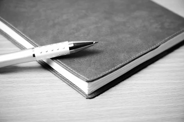 Kitap ve kalem siyah ve beyaz renk tonu stili — Stok fotoğraf