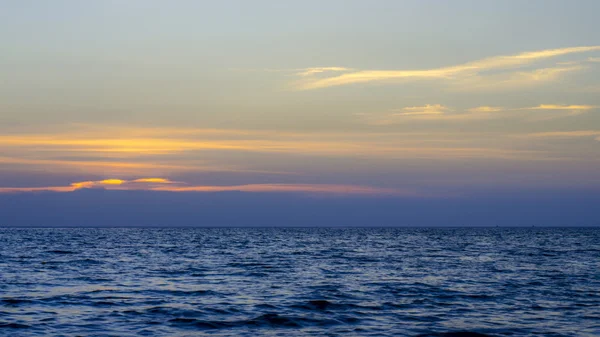 Blauer Himmel mit Sonnenuntergang — Stockfoto