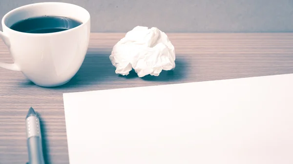 Carta e accartocciato con penna e tazza di caffè stile vintage — Foto Stock