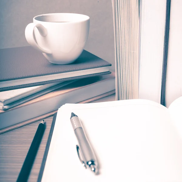 Caderno aberto com livro e xícara de café estilo vintage — Fotografia de Stock