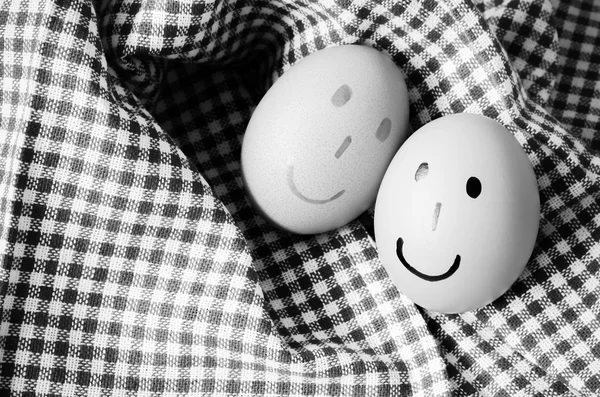 Uśmiech jajko kolor biało-czarny dźwięk stylu — Zdjęcie stockowe