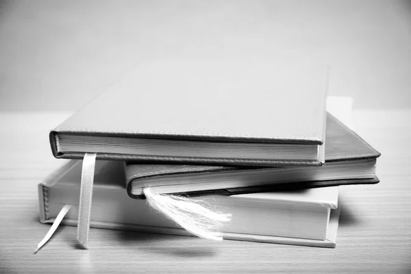 堆栈的书黑色和白色的颜色色调风格 — 图库照片