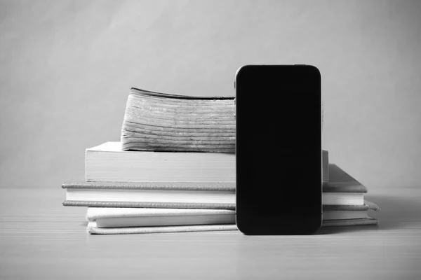 Stapel von Buch und Smartphone Schwarz-Weiß-Farbton Stil — Stockfoto