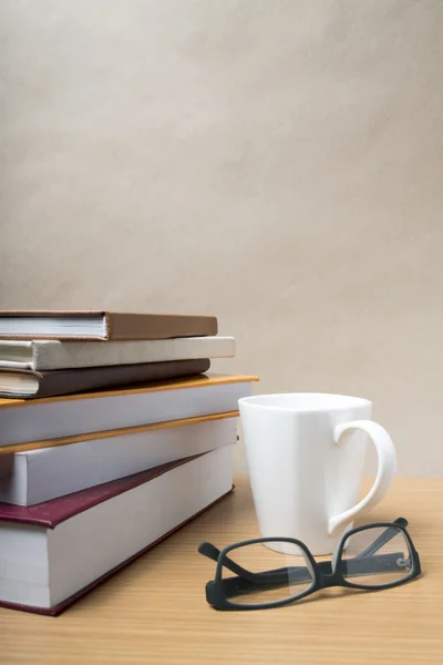 Pila de libro con taza de café — Foto de Stock