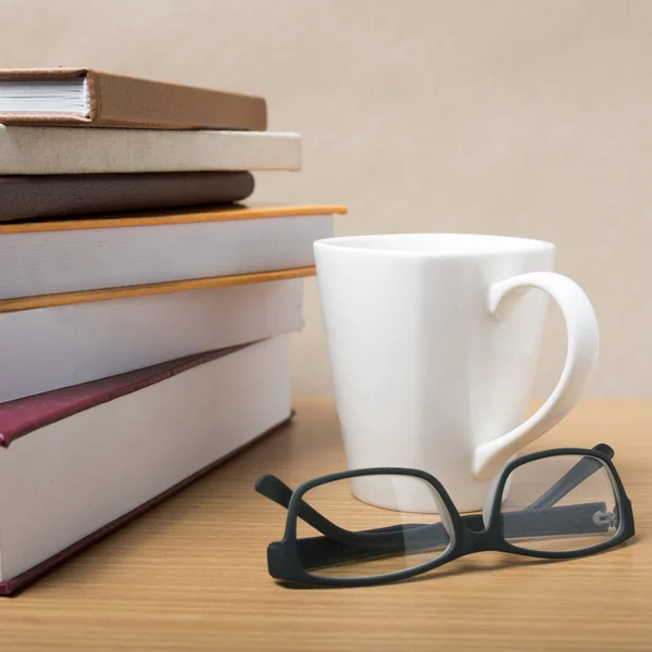 Pila di libro con tazza di caffè — Foto Stock