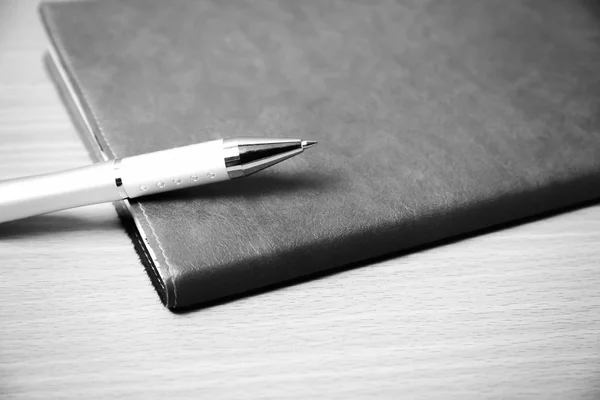 Книга и ручка черно-белый цвет тон — стоковое фото
