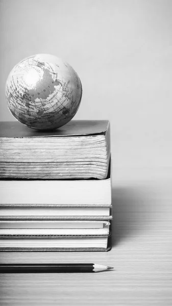 kitap ve Dünya Top siyah kalem siyah-beyaz renk tonlu
