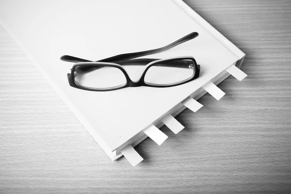 Libro con nota adhesiva y gafas de color blanco y negro tono —  Fotos de Stock