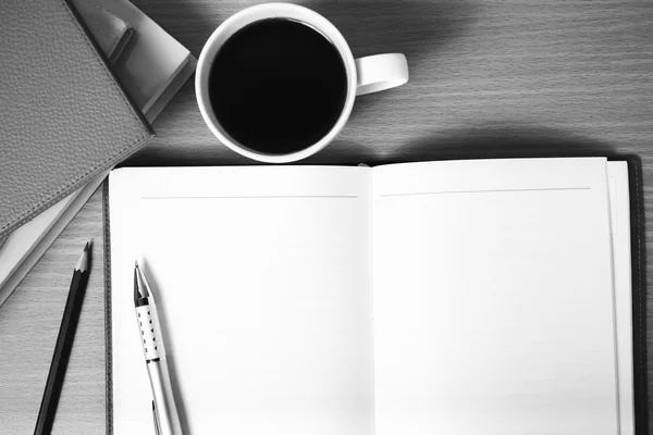 Cuaderno abierto con libro y taza de café de color blanco y negro para —  Fotos de Stock