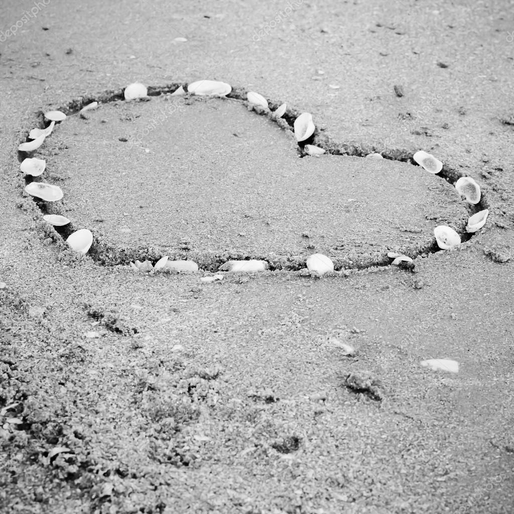 Un Cuore Sulla Sabbia Della Spiaggia Colore Bianco E Nero