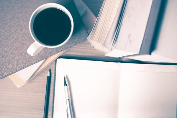 Notitieblok openen met boek en koffie beker vintage stijl — Stockfoto