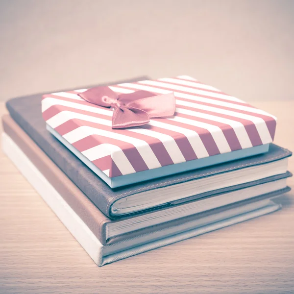 Libro con scatola regalo stile vintage — Foto Stock