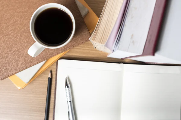 Notitieblok openen met boek en koffie beker — Stockfoto