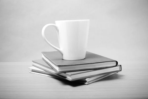 Pila di libro con tazza di caffè in bianco e nero stile tono — Foto Stock
