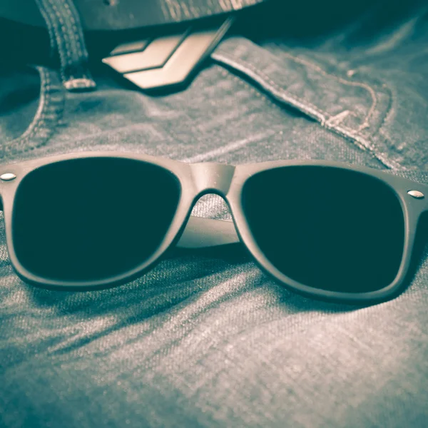 Сонцезахисні окуляри на джинсових штанах ретро вінтажний стиль — стокове фото