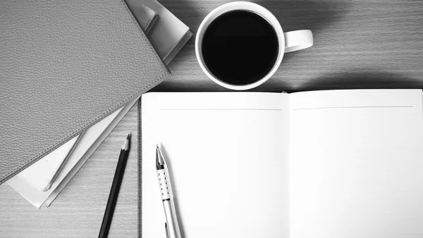 kitap ve kahve fincan siyah ve beyaz renk ile not defterini açın