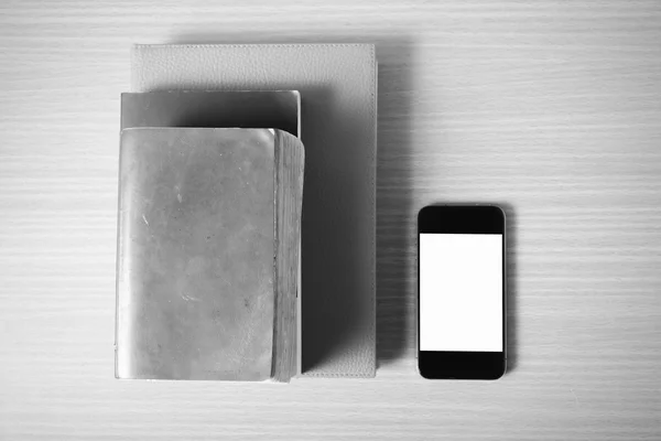 Pilha de livro e telefone inteligente estilo tom de cor preto e branco — Fotografia de Stock