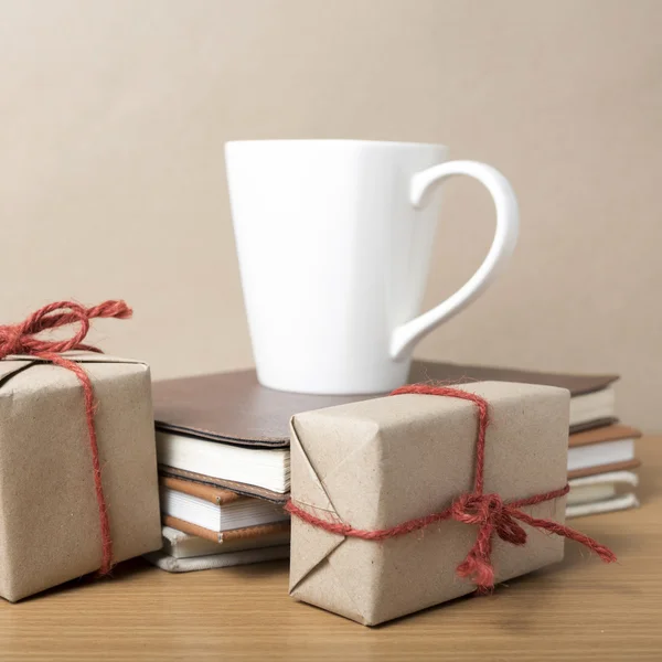 Libro con caja de regalo —  Fotos de Stock