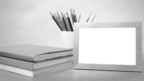 Στοίβα από βιβλίο και φωτογραφία σκελετό με χρώμα μολύβι μαύρο και άσπρο — Φωτογραφία Αρχείου