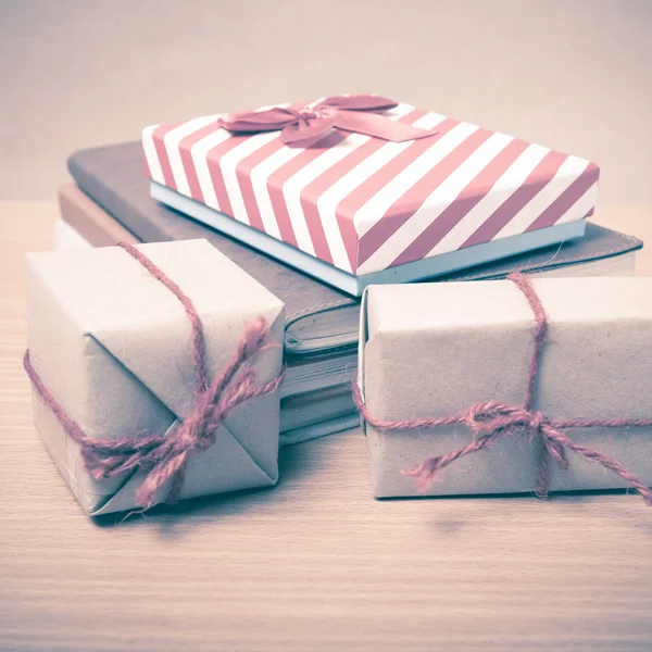 Book with gift box vintage style — Stock Photo, Image