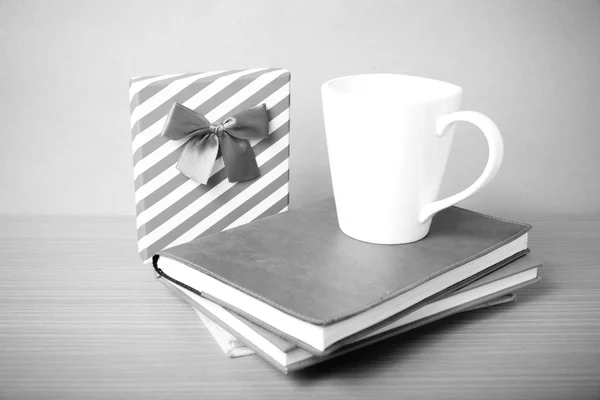 礼品盒黑色和白色色调风格的书 — 图库照片
