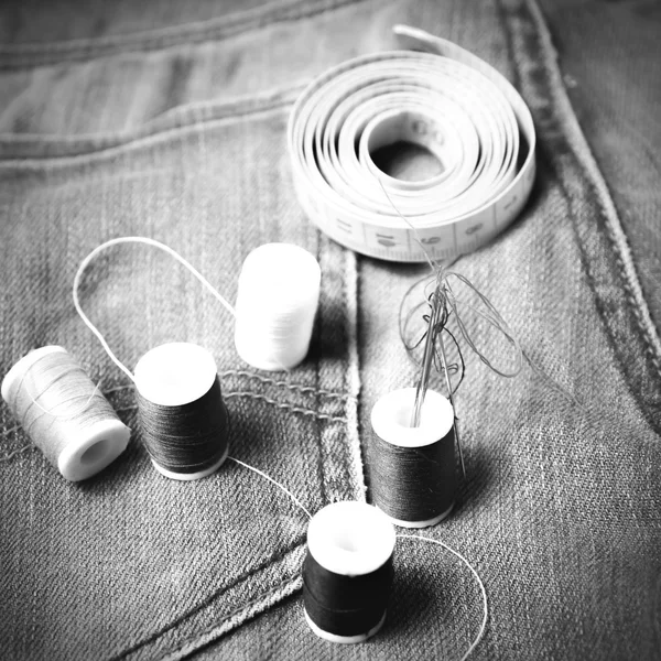 Jean pantolon ve dikiş siyah ve beyaz rengi stil — Stok fotoğraf
