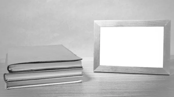 Stos książki i zdjęcie ramki czarno-białe dźwięk stylu — Zdjęcie stockowe