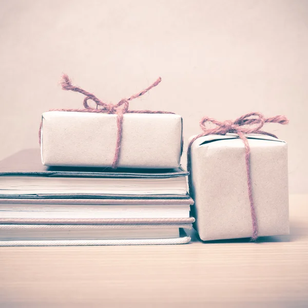 Libro con scatola regalo stile vintage — Foto Stock