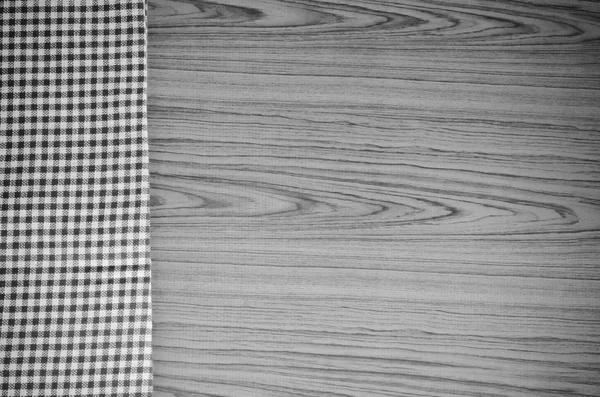 Кухонное полотенце на заднем плане дерева черный и белый цвет Стиль тон — стоковое фото