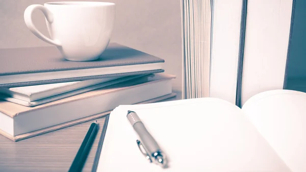 Notitieblok openen met boek en koffie beker vintage stijl — Stockfoto