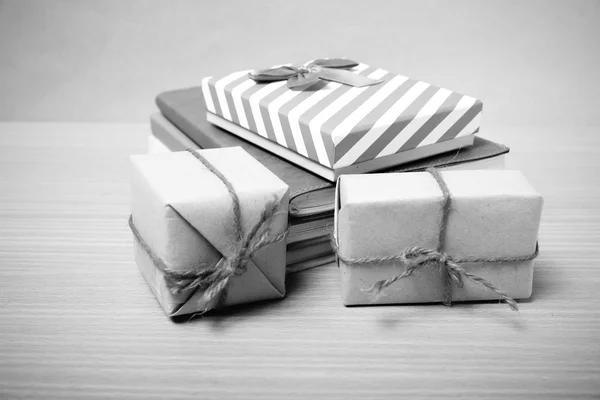 उपहार बॉक्स के साथ पुस्तक काले और सफेद टोन शैली — स्टॉक फ़ोटो, इमेज