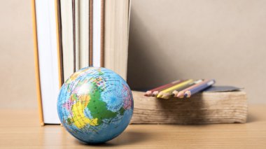 renk kalem kitap ve dünya topla