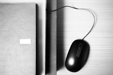 kitap ve bilgisayar fare siyah ve beyaz renk tonu stili