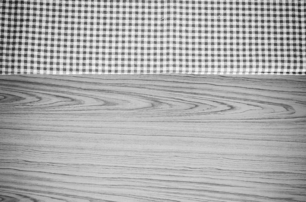Toalha de cozinha no fundo de madeira preto e branco tom de cor styl — Fotografia de Stock